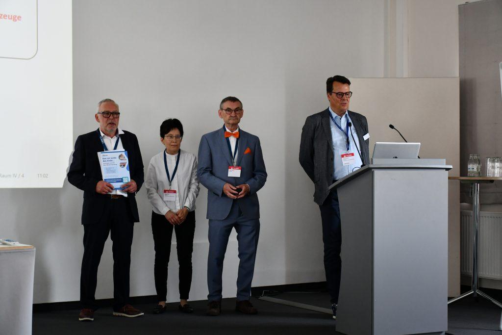 Ewin König, Dr. Naoka Werr, Prof. Dr. Luzian Weisel und Thomas Dohme bei der Preisverleihung des TIP Award auf der BIblioCon 2026